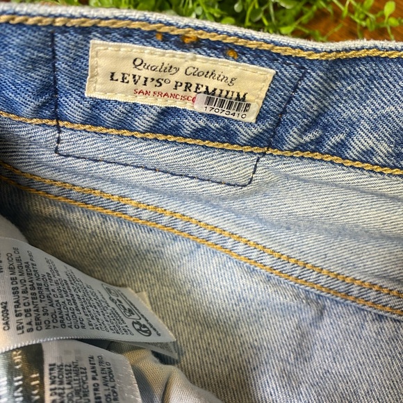 Men’s Levi's 501 90’s Light Blue Straight Jeans - Picture 7 of 8